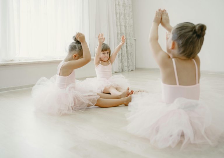 niñas en clase de predanza, bailando
