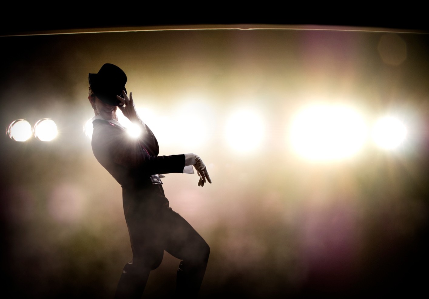 bailarín de broadway jazz en un escenario con luces